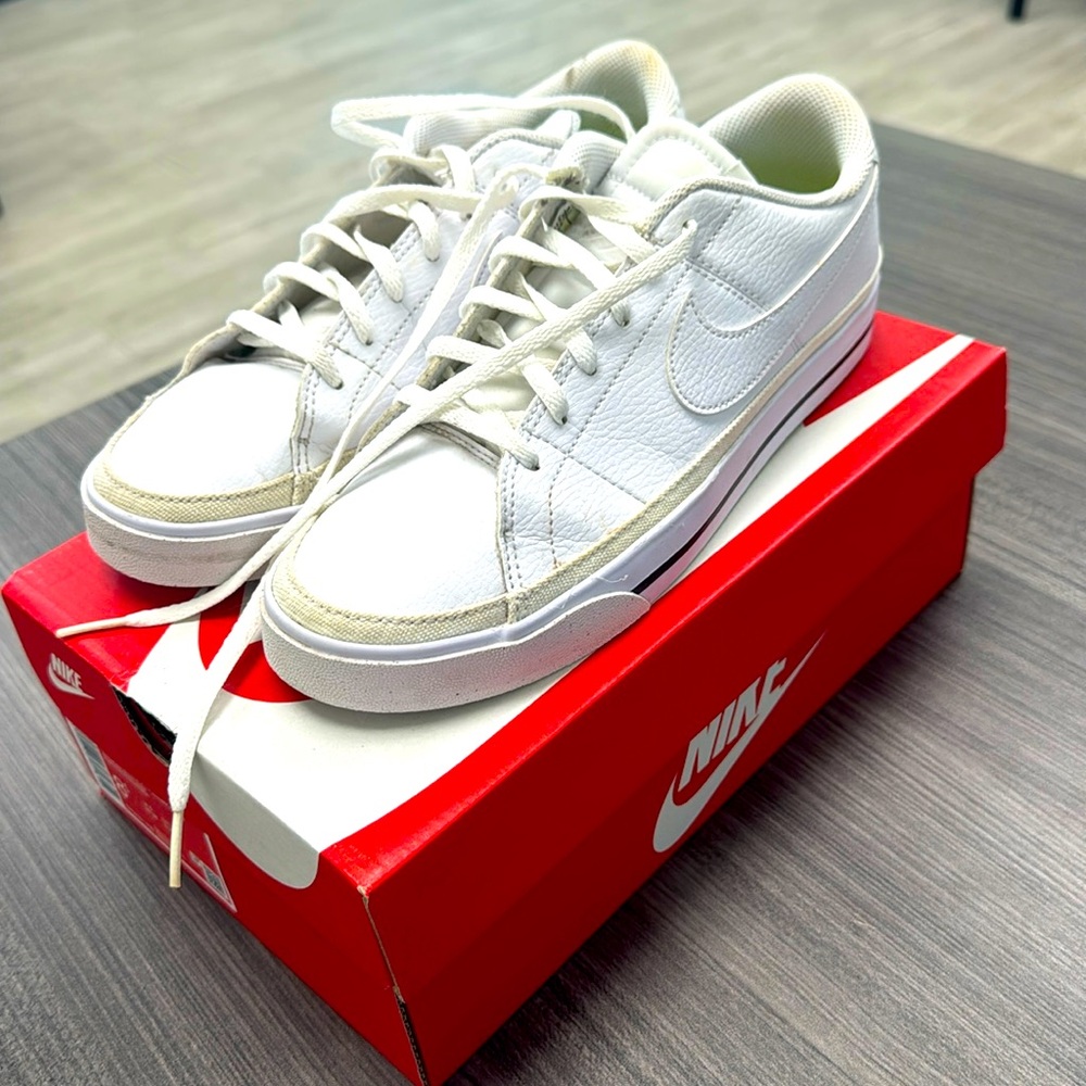 Women’s NIKE Court Legacy size 8.5